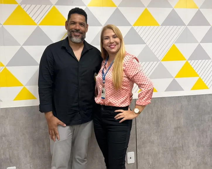 Cléber Lima e a professora Jeane Assunção durante a banca de TCC dos estudantes de Educação Física da Unijorge