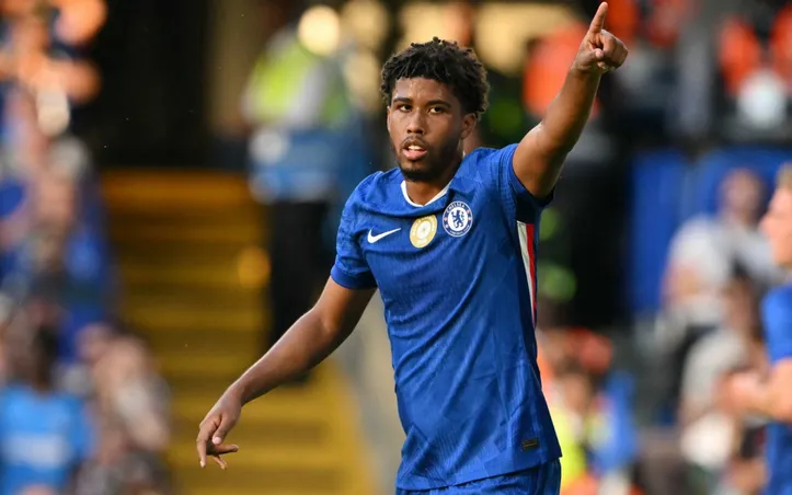 Andrey Santos em campo pelo Chelsea, da Inglaterra