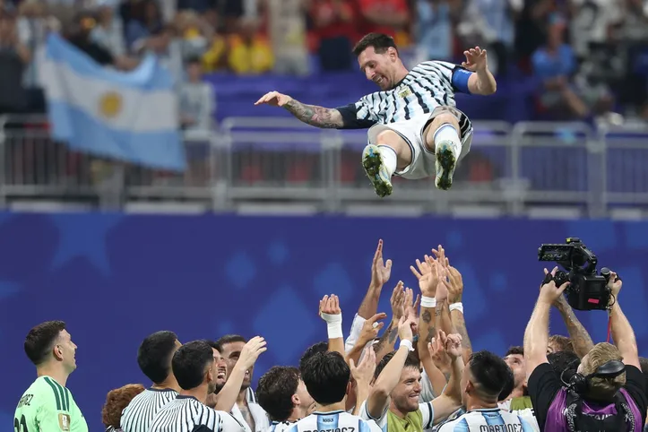 Lionel Messi sendo exaltado por jogadores da Argentina