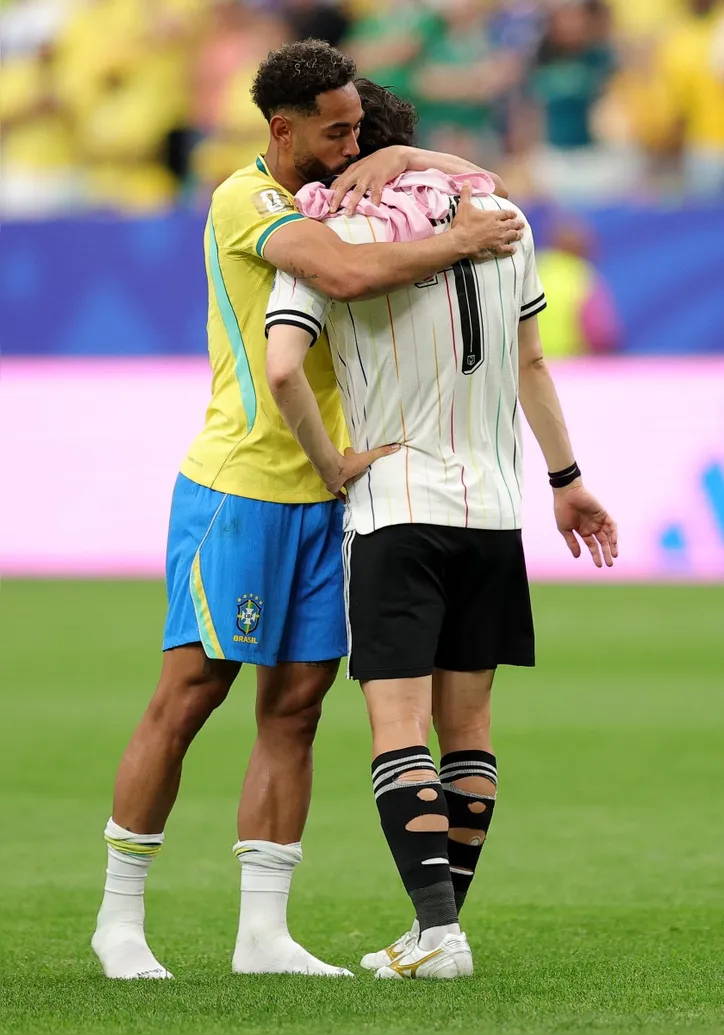 Matheus Cunha consola japonês