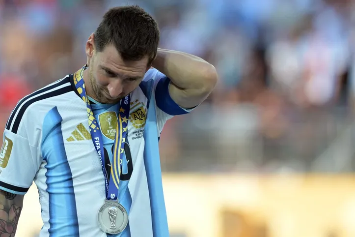 Messi com a medalha de vice-campeão do mundo