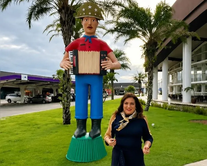 Sandra Sampaio assina a cenografia do São João do Outlet Premium Salvador, inspirada em Mestre Vitalino e na cultura nordestina