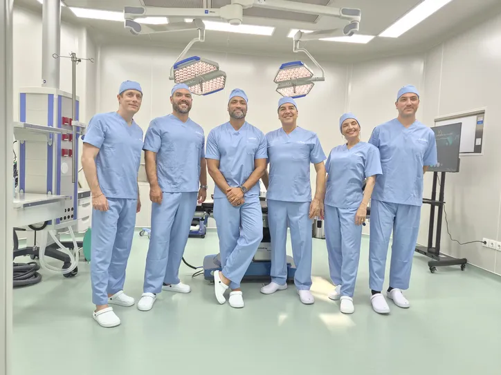 Victor Pochat (à esquerda) é recebido por parte da equipe médica do World Class Plastic Surgeons