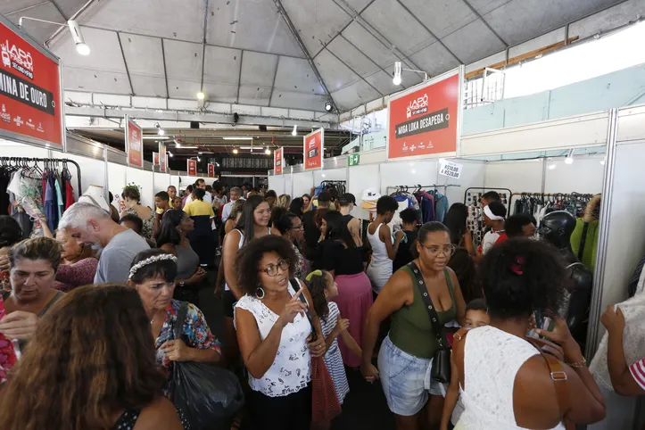 SALVADOR LAPA REALIZA EVENTO INÉDITO DE MODA, EMPREENDEDORISMO E CONSUMO CONSCIENTE Na foto: Bazar de brechó no terminal da Lapa Foto: Olga Leiria / Ag. A TARDE Data: 16/03/23