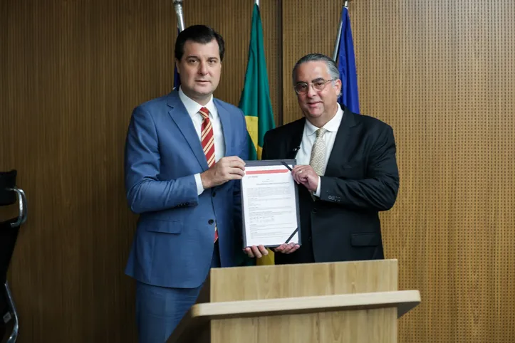 Procurador-geral de Justiça da Bahia, Pedro Maia, e Carlos Dumet na assinatura da parceria pelo Projeto Na Medida Certa (Humberto Filho)