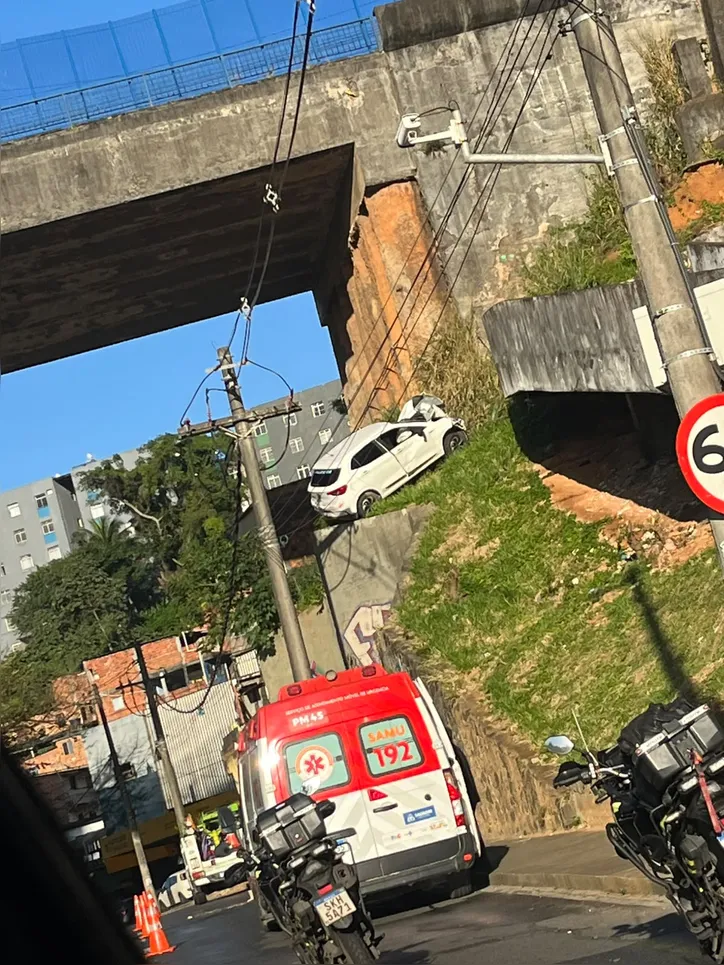 Acidente aconteceu pouco depois das 5h deste domingo, 2