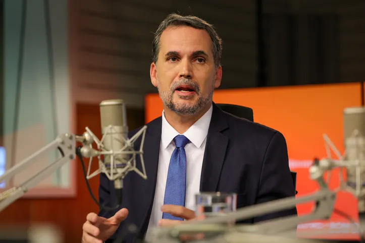 O ministro do Planejamento e Orçamento, Bruno Moretti, participa do programa Bom Dia