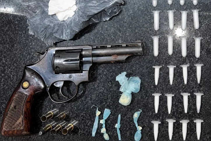 Imagem ilustrativa da imagem Mulher que ostentava armas nas redes sociais morre em confronto