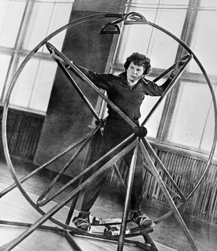 Valentina Tereshkova tinha 26 anos quando foi escolhida para a missão espacial na Vostok. Na imagem ela treina para a viagem