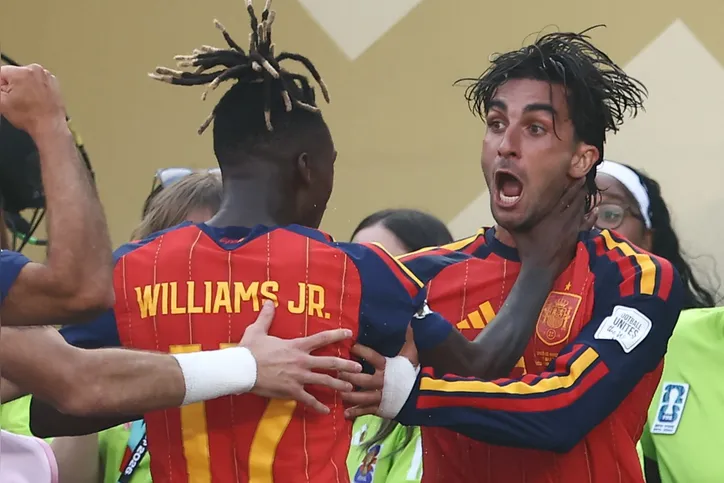 Ferran Torres e Nico Williams comemorando gol do título