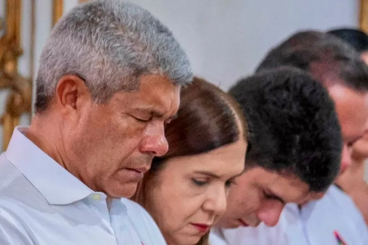 Governador Jerônimo Rodrigues em momento de oração durante missa no Bonfim