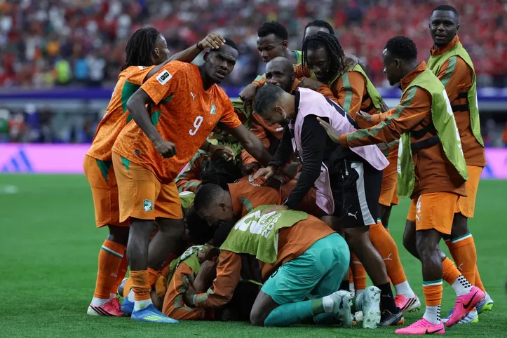 Costa do Marfim comemorando gol