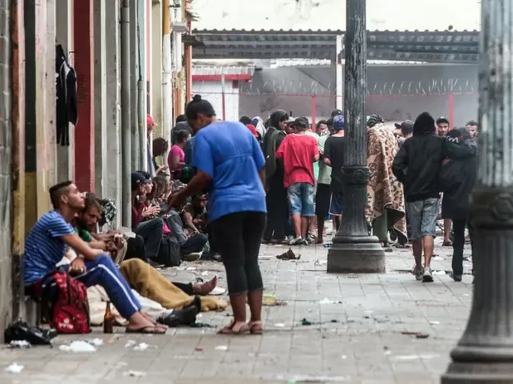 Usuários de crack reunidos no centro de São Paulo
