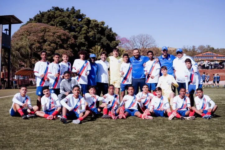 Jogadores do Bahia Sub-14 comemoram título da Alcans Cup após vitória sobre o Santos de Kauan Basile