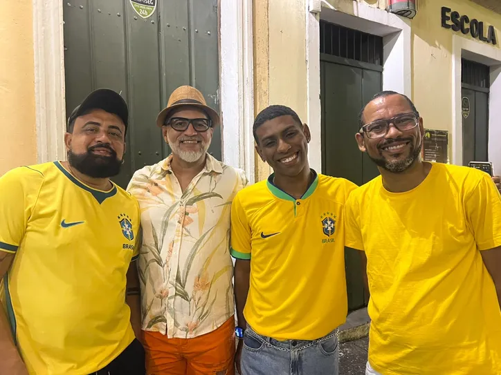 Alexandre Duarte está à direita da foto