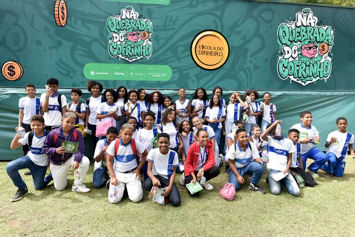 Crianças e Pré-adolescentes aprendem conceitos básicos sobre o uso do dinheiro e economias