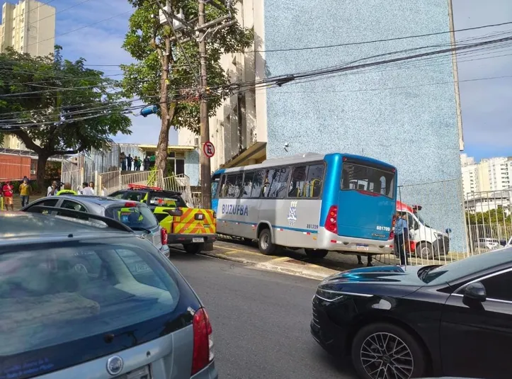 Ônibus invade estacionamento da UFBA