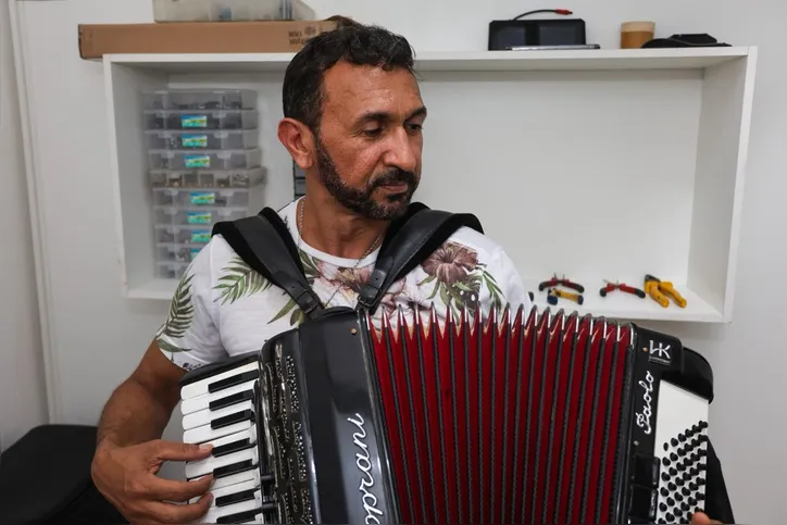 Luthier Juniu Bala exercendo seu ofício