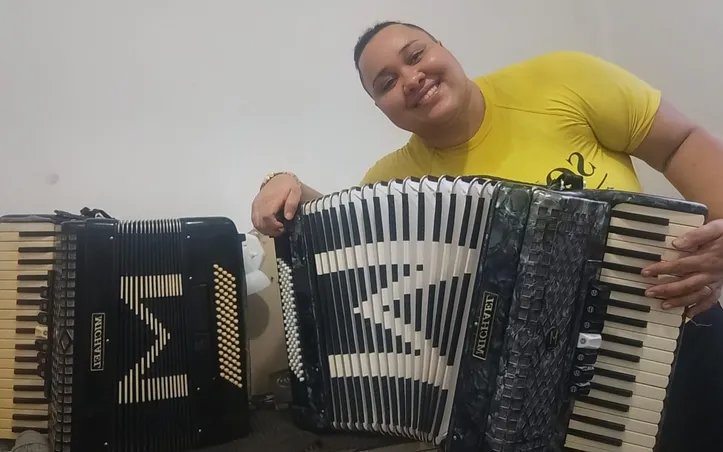 Aline Rebouças com as sanfonas que conserta no dia a dia