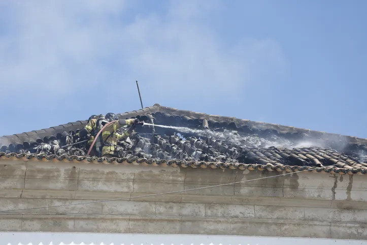 Fogo se espalhou pela manta térmica localizada entre o teto e o forro