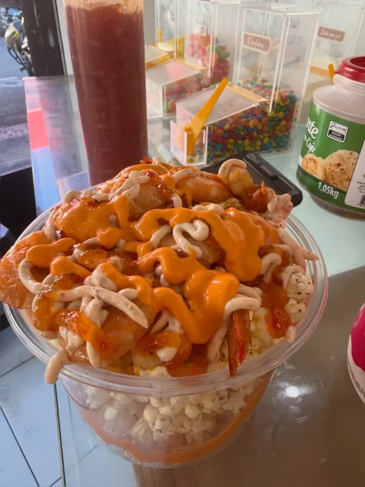 Imagem ilustrativa da imagem Pastel colorido, pipoca de camarão e +: 5 comidas inusitadas para provar em Salvador