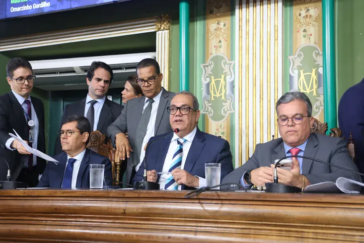 Presidente Carlos Muniz (PSDB) durante sessão na Câmara