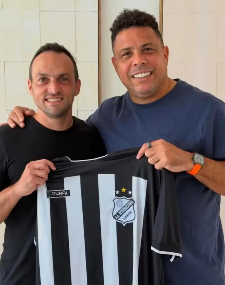 Ronaldo Fenômeno com a camisa do Inter de Limeira