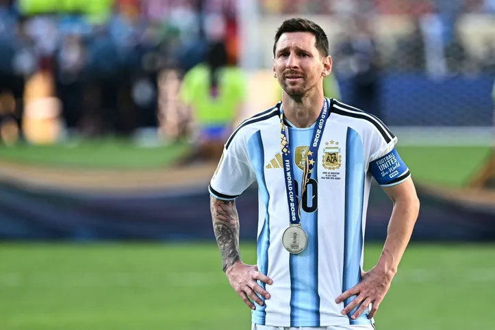 Messi chorando com a medalha de prata da Copa do Mundo