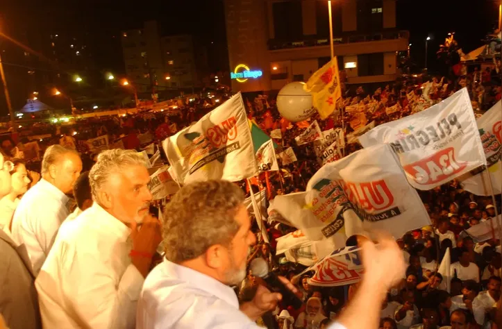 Jaques Wagner e Lula em ato de campanha