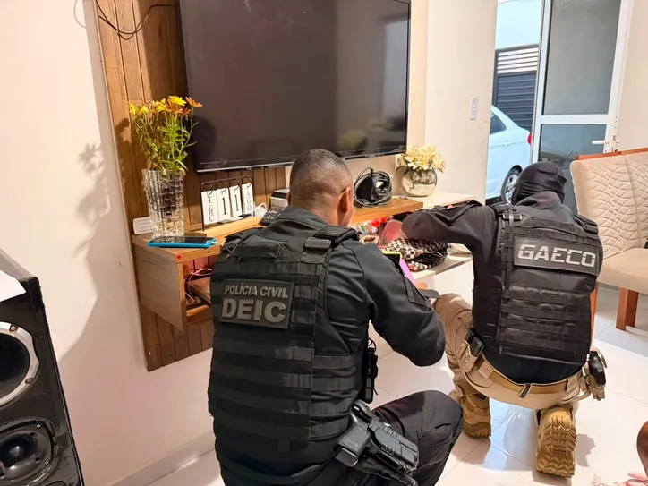 Imagem ilustrativa da imagem Policial penal é preso suspeito de facilitar entrada de celulares em presídio na Bahia