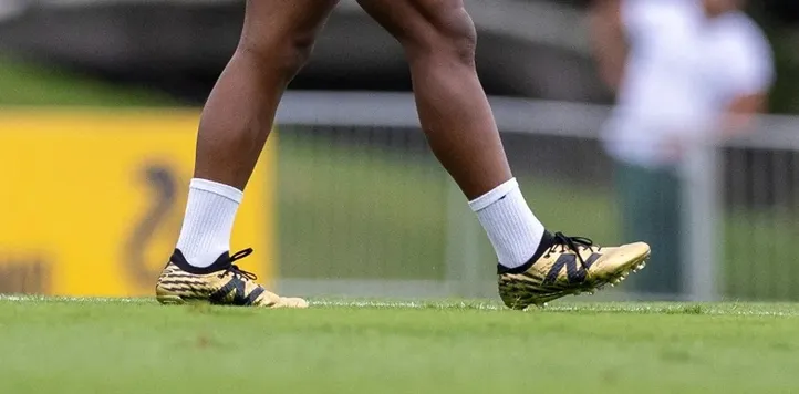 Chuteiras de Endrick com a New Balance