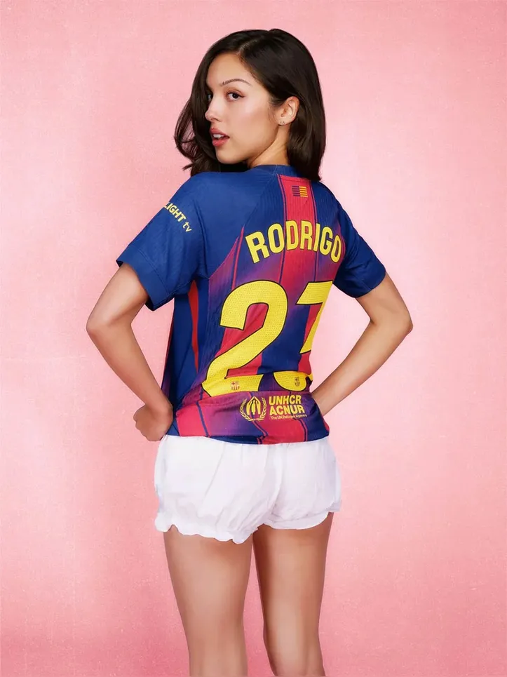Olivia Rodrigo com camisa do Barcelona com o mesmo nome de Rodri