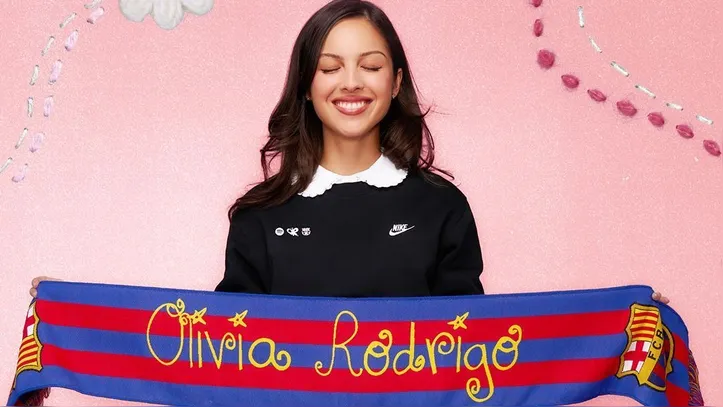 Olivia Rodrigo com faixa do Barcelona
