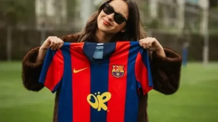 Olivia Rodrigo com camisa do Barcelona