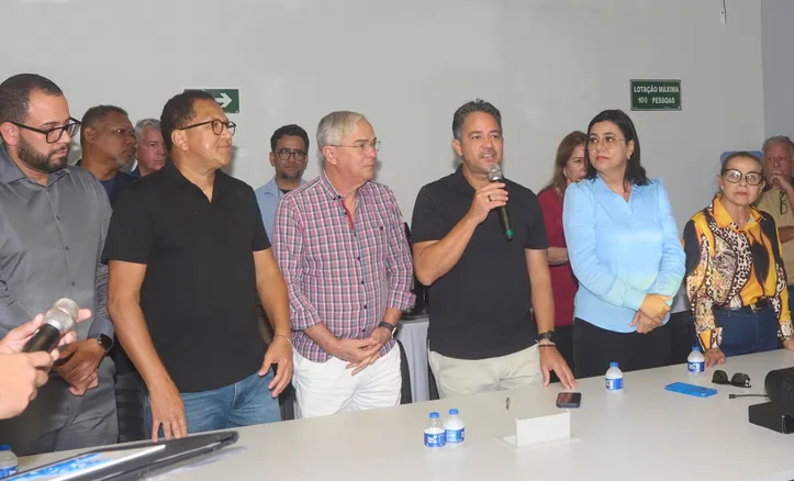 Imagem ilustrativa da imagem Prefeito Augusto Casto autoriza pacote de obras de mais de R$ 88 milhõe