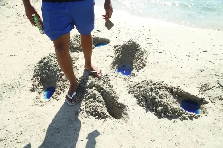 Em fevereiro, a praia começou a apresentar manchas amarelas e azuis na faixa de areia