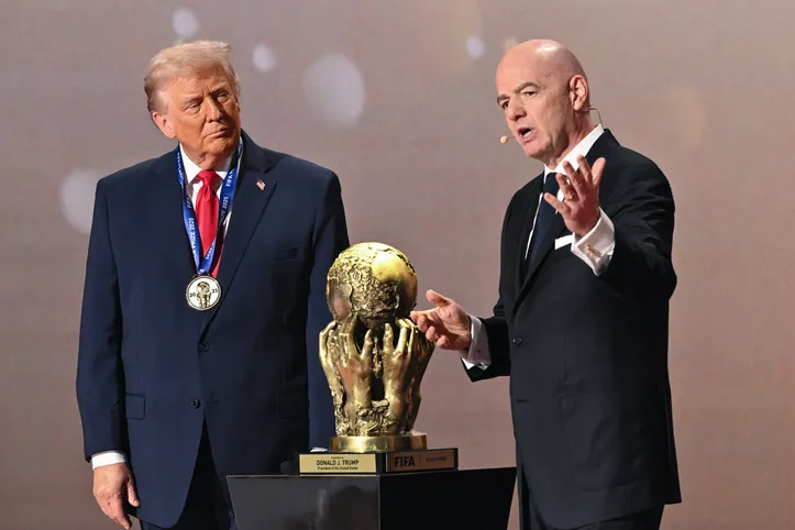 Gianni Infantino dando o prêmio da paz da Fifa a Donald Trump