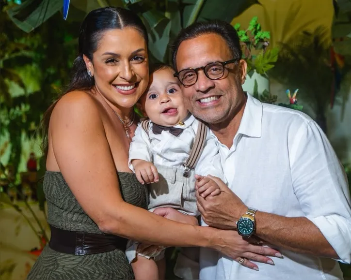 José Antônio com os papais, Bruna Varjão e Zé Eduardo, em um registro cheio de amor e ternura