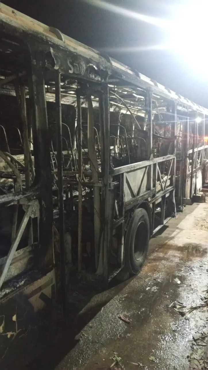 Imagem ilustrativa da imagem Protesto e coletivo incendiado: São Cristóvão amanhece sem ônibus após morte de trabalhador