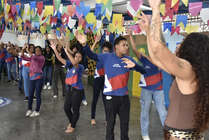 Ensaio da quadrilha junina com alunos do Colégio Estadual Clarice Santiago