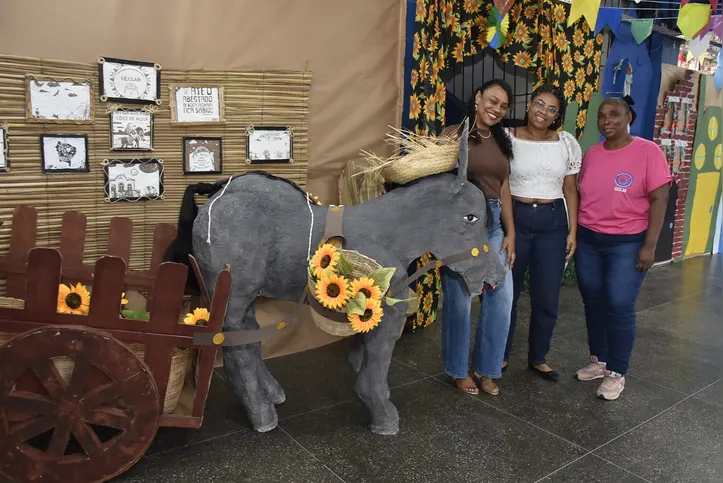 Escultura de burro em tamanho real, produzida artesanalmente pela equipe