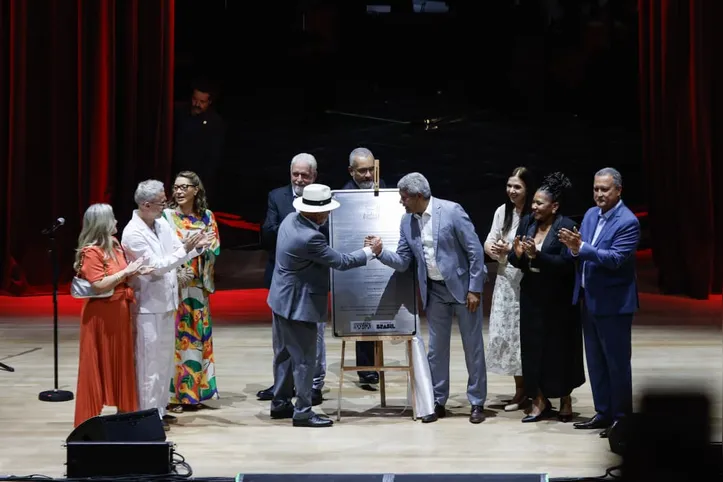 Autoridades durante descerramento da placa que marca a reforma do TCA