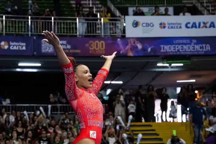 Rebeca Andrade quebrando o recorde de salto