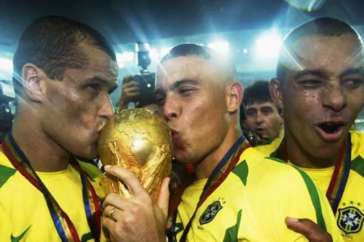 Ronaldo e Rivaldo beijam troféu da Copa do Mundo após o penta