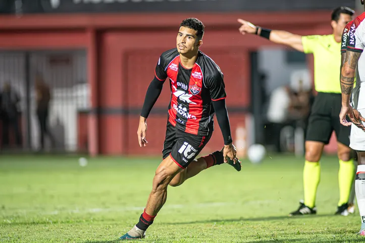 Renê comemora gol contra o Athletico