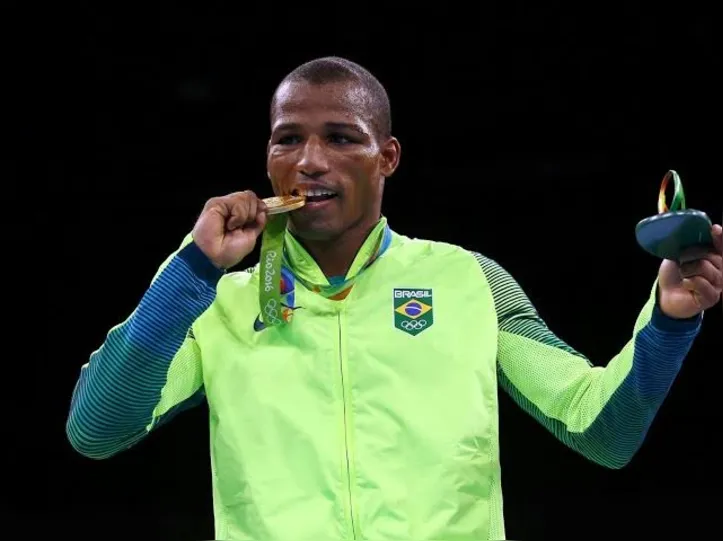 Robson Conceição ganhando o ouro olímpico