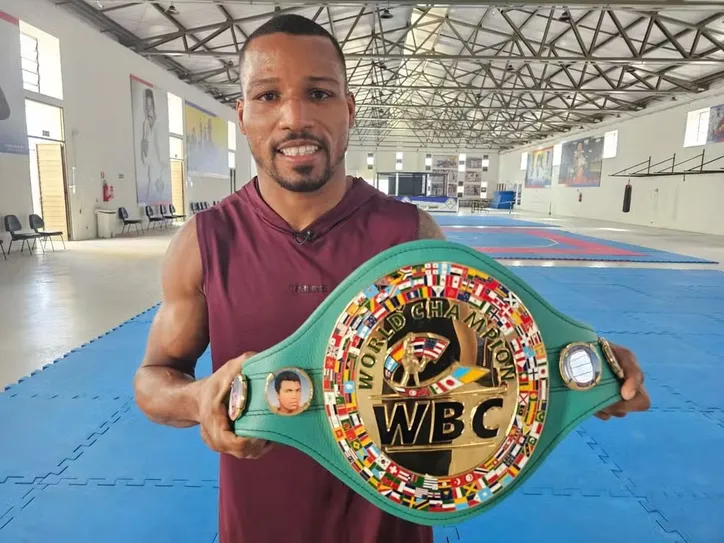 Robson Conceição com o cinturão do WBC