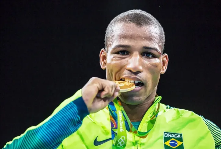 Robson Conceição ganhando o ouro olímpico