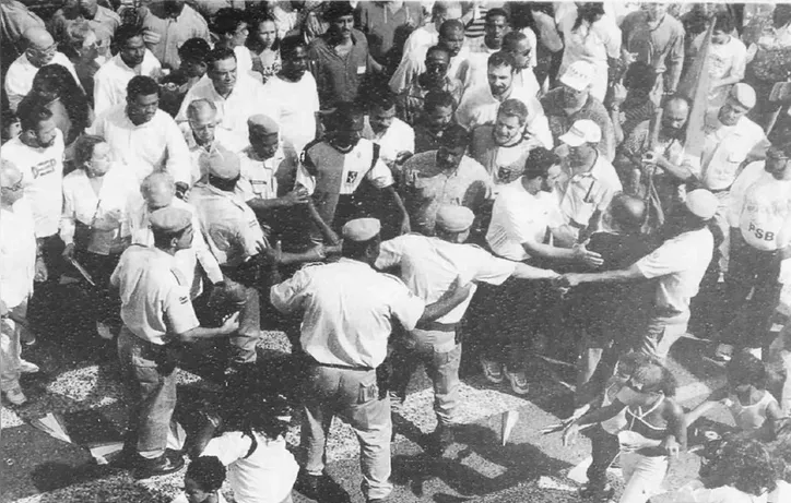 PM agrediu Lula e outros membros da oposição ao carlismo na saída do cortejo em 1999.