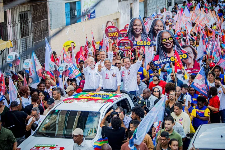 Jerônimo Rodrigues em ato de campanha em Salvador